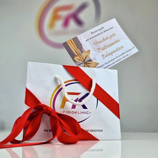 busta regalo con logo fisioklinic e fiocco rosso