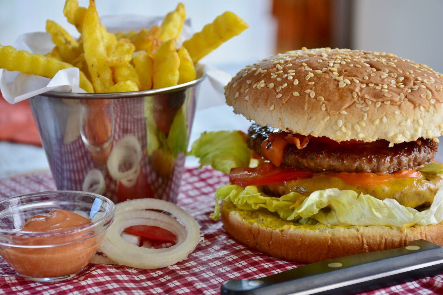 hamburgher e patatine con salse e condimenti, i cibi da evitare durante una dieta