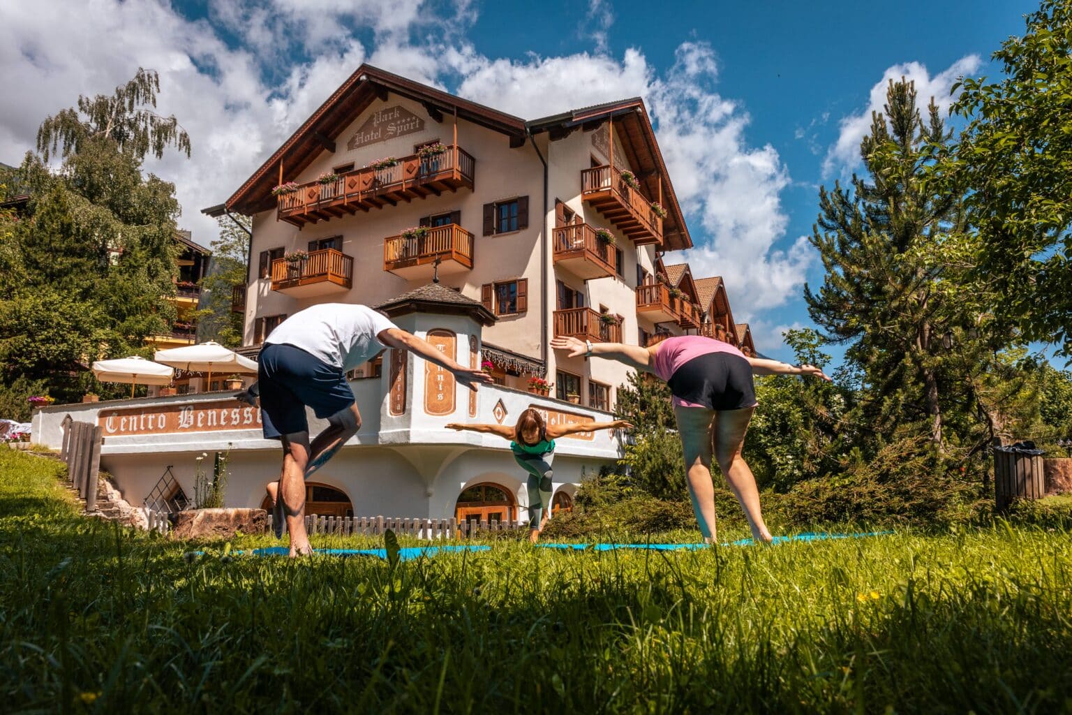 persone che fanno fitness davanti all'hotel in cui passano le vacanze