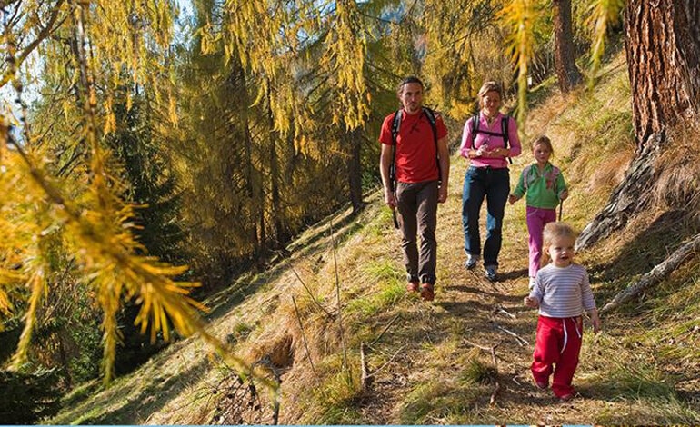 famiglia in vacanza che fa trekking