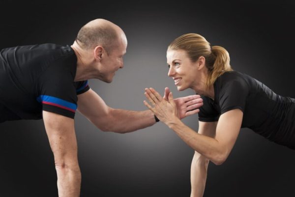 giovane donna e ragazzo in palestra che si danno la mano