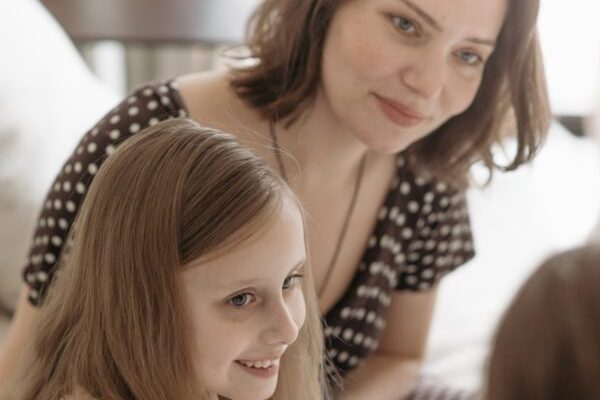 mamma con bambina sorridenti